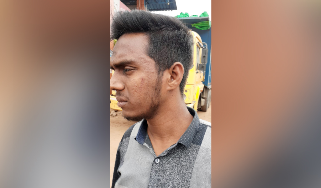 চাঁপাইনবাবগঞ্জে পাম্পে পুলিশ সদস্যকে মারধর তিনজন আটক চাঁপাইনবাবগঞ্জে পাম্পে পুলিশ সদস্যকে মারধর, তিনজন আটক