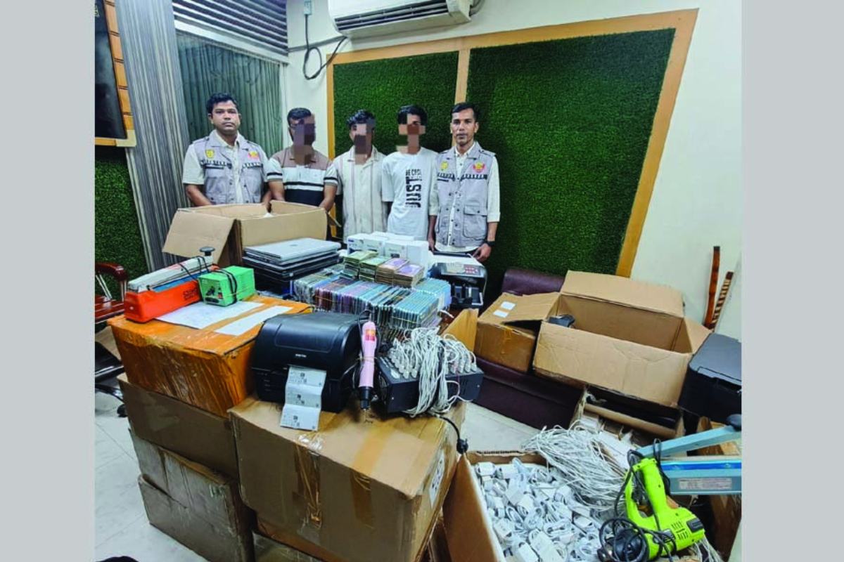 চোরাচালান চক্রে মোবাইলসহ বিপুল মালামাল উদ্ধার, গ্রেপ্তার তিনজন