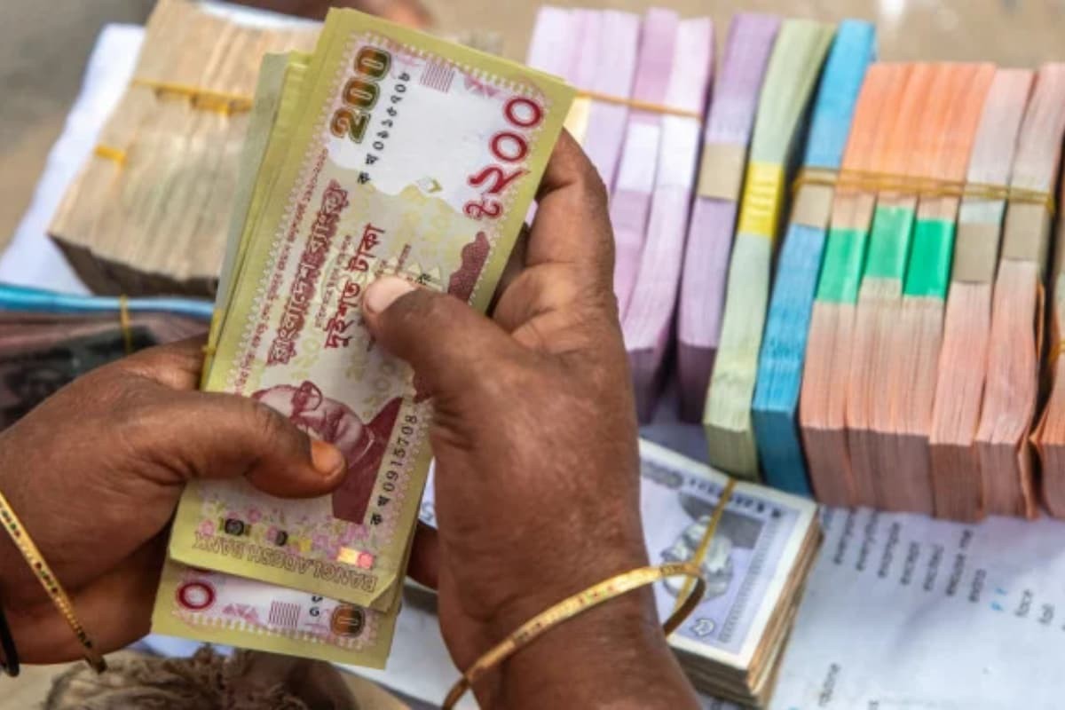 জ্বালানি শকের মোকাবেলায় টাকার ধীর অবমূল্যায়ন নীতি