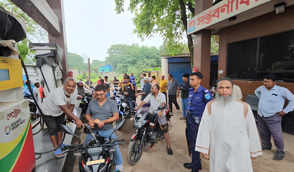 জ্বালানি সংকটে পাম্পে দীর্ঘ ভোগান্তি জ্বালানি সংকটে পাম্পে দীর্ঘ ভোগান্তি