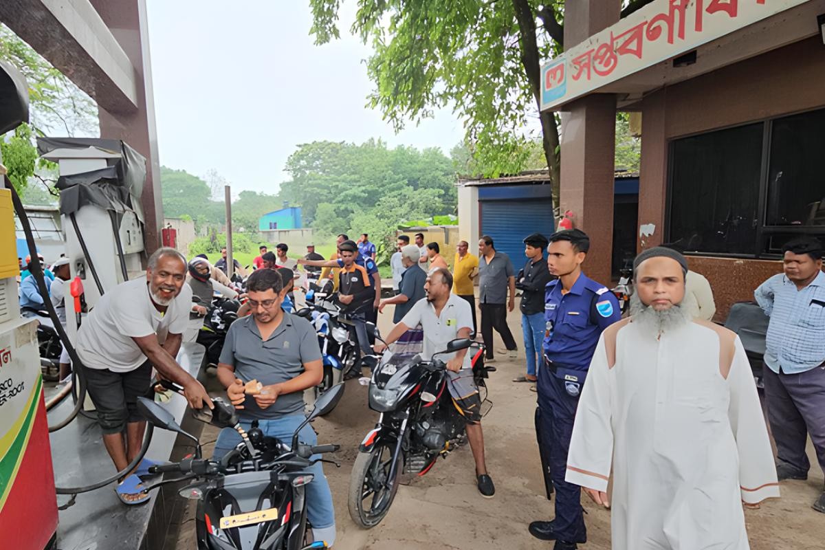 জ্বালানি সংকটে পাম্পে দীর্ঘ ভোগান্তি