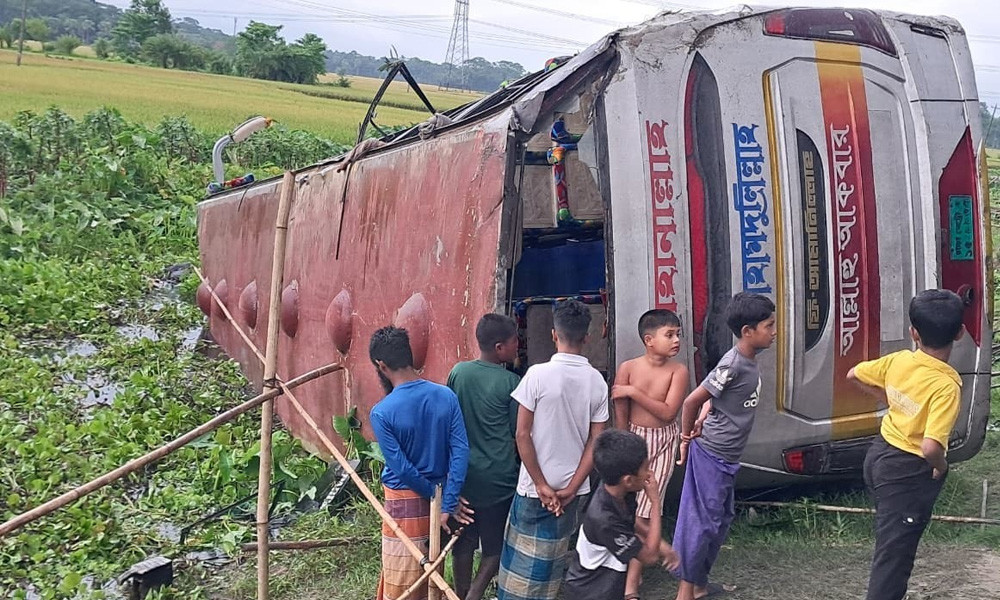 টুঙ্গিপাড়ায় বাস খাদে, আহত ২০