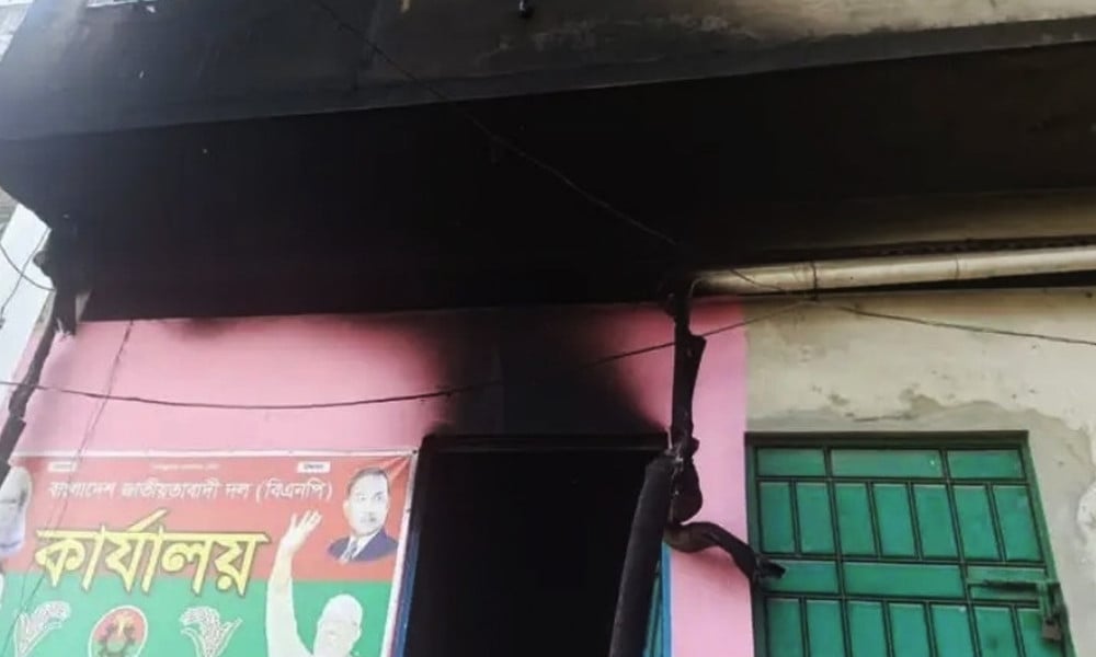 টেকনাফে বিএনপি অফিসে অগ্নিসংযোগ টেকনাফে বিএনপি অফিসে অগ্নিসংযোগ
