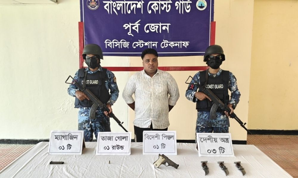 টেকনাফে বিদেশি পিস্তল ও দেশীয় অস্ত্রসহ কুখ্যাত ‘ডন রাসেল’ আটক