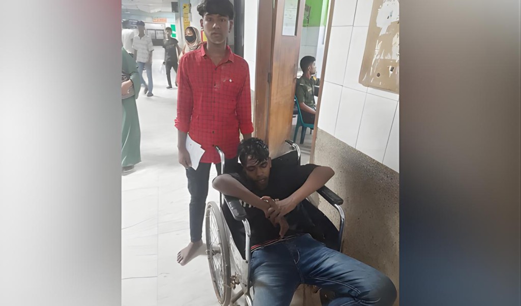 ট্রেনের ছাদে কিশোরদের ওপর হামলা ট্রেনের ছাদে কিশোরদের ওপর হামলা