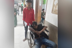 ট্রেনের ছাদে কিশোরদের ওপর হামলা