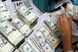 ডলারবাজারে অস্বাভাবিক অস্থিরতার ইঙ্গিত