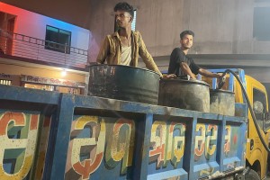 ডেমরায় তেল বিক্রির অনিয়মের অভিযোগ