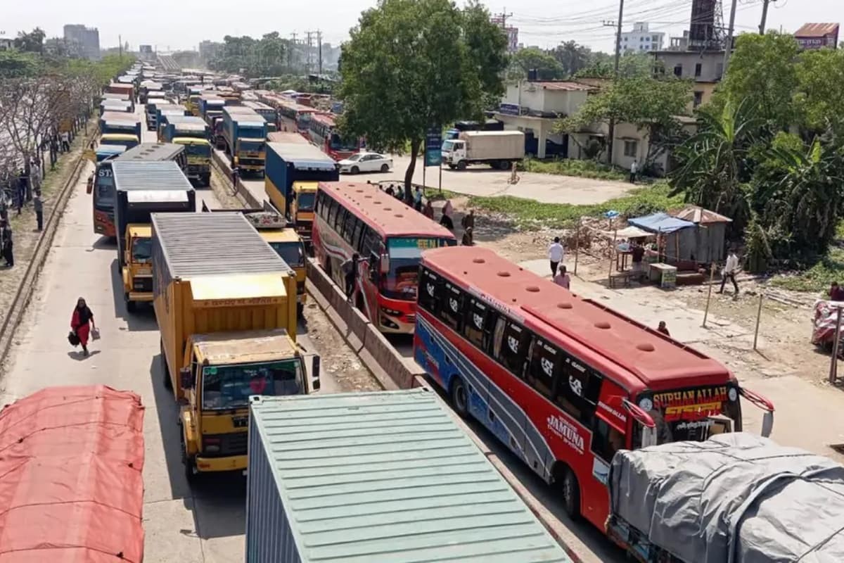 ঢাকা-চট্টগ্রাম মহাসড়ক অবরোধে ১০ কিলোমিটার যানজট