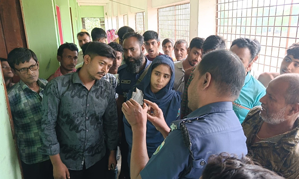 তাড়াশে প্রাচীন সোনা দিঘি সংস্কারকালে প্রত্নতাত্ত্বিক পোড়ামাটির মূর্তি উদ্ধার