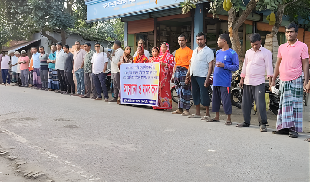 তেল চুরি ঘিরে মামলা মানববন্ধনে উত্তেজনা তেল চুরি ঘিরে মামলা, মানববন্ধনে উত্তেজনা