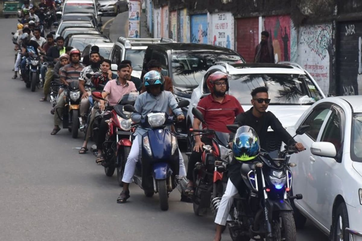 তেলের সংকটে সিন্ডিকেটের দৌরাত্ম্য