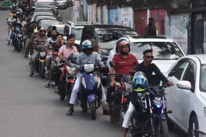 তেলের সংকটে সিন্ডিকেটের দৌরাত্ম্য