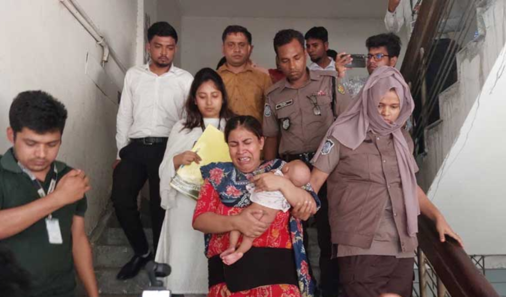 দুধের শিশুসহ কারাগারে গিয়ে রাতে জামিন পেলেন শিল্পী দুধের শিশুসহ কারাগারে গিয়ে রাতে জামিন পেলেন শিল্পী