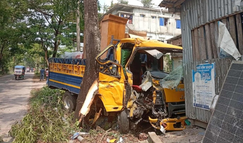 দুমকীতে ট্রাকচাপায় প্রাণ গেল সাবেক ব্যাংকারের দুমকীতে ট্রাকচাপায় প্রাণ গেল সাবেক ব্যাংকারের
