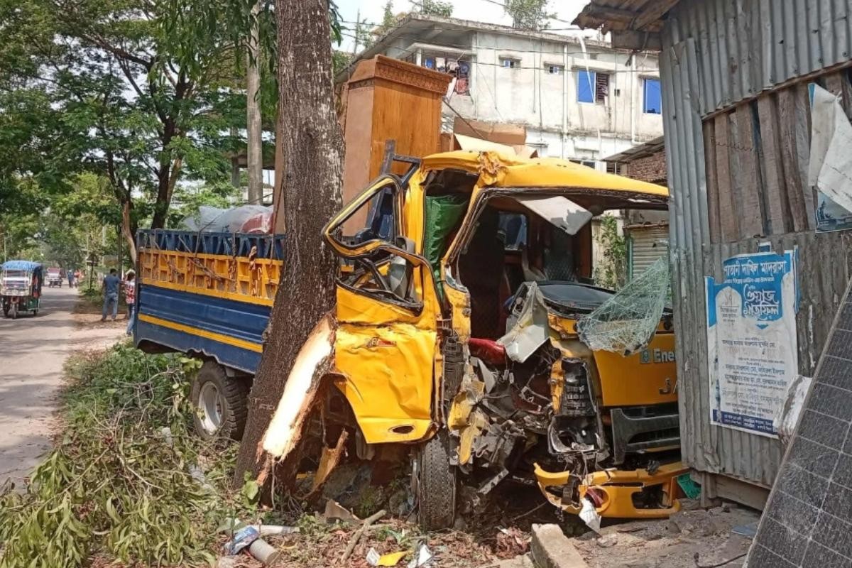 দুমকীতে ট্রাকচাপায় প্রাণ গেল সাবেক ব্যাংকারের