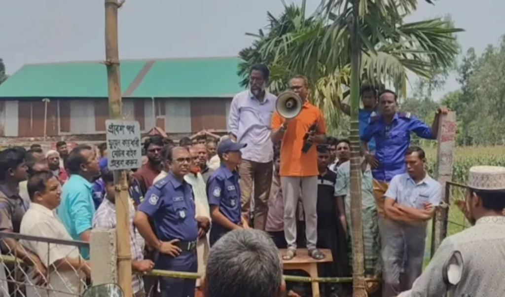 দেবীগঞ্জে পাম্পে ইউএনওর ওপর হামলা বডিগার্ড আহত দেবীগঞ্জে পাম্পে ইউএনও’র ওপর হামলা, বডিগার্ড আহত