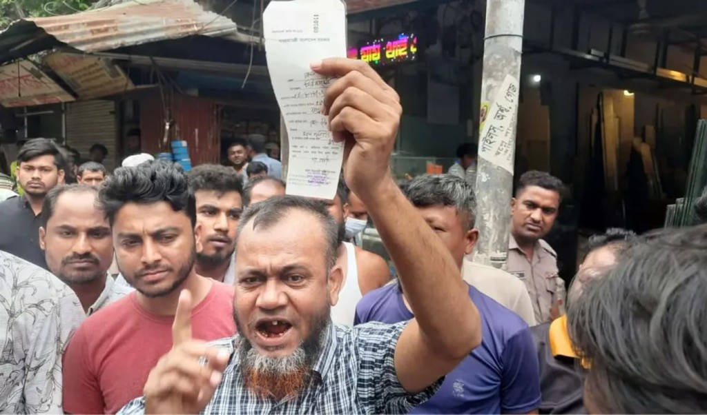 দোকানের এক ফুট বাইরে ফ্রিজের অংশ, জরিমানা ২০ হাজার 4 দোকানের এক ফুট বাইরে ফ্রিজের অংশ, জরিমানা ২০ হাজার