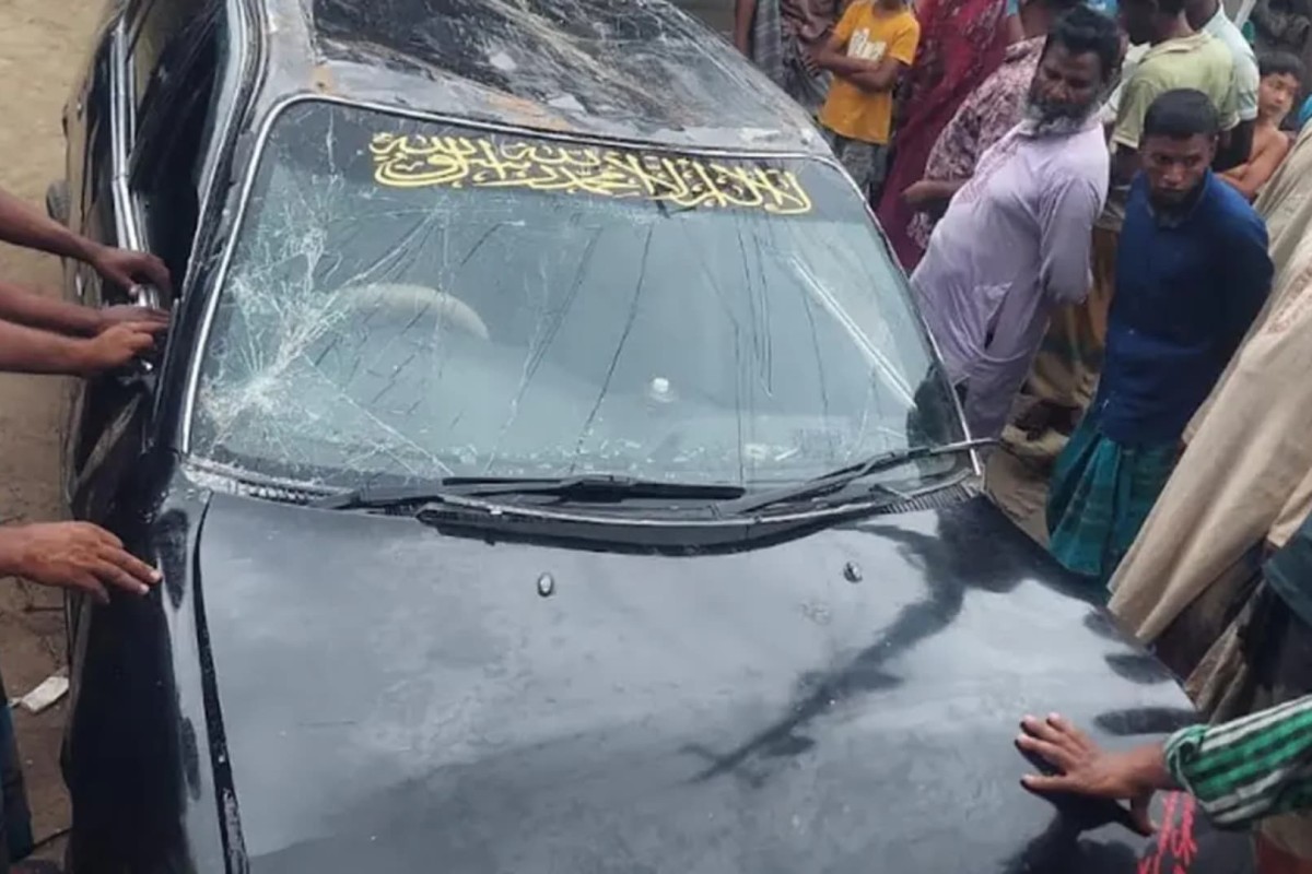 দ্রুতগতির মাইক্রোবাস নিয়ন্ত্রণ হারিয়ে ঢুকে পড়ল বাড়িতে, গাঁজাসহ আটক চালক