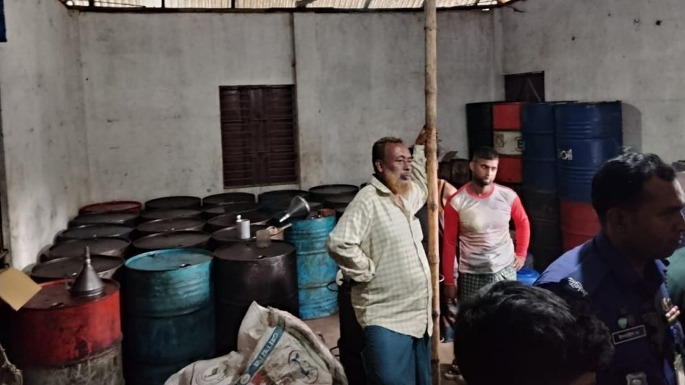 নাঙ্গলকোটে বিপুল পরিমাণ জ্বালানি তেল জব্দ ও আটক ১