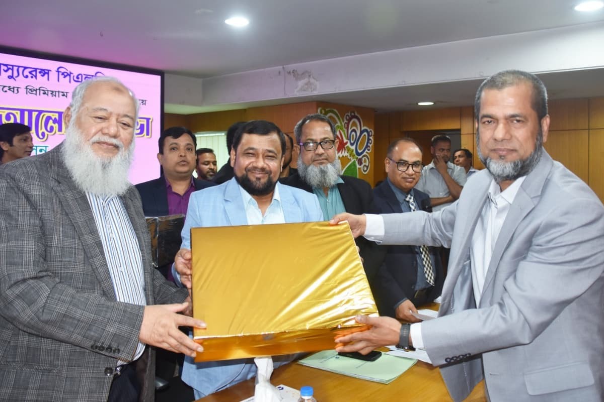 ন্যাশনাল লাইফ ইনস্যুরেন্সে কিস্তি সংগ্রহে শীর্ষ কর্মকর্তাদের সম্মান