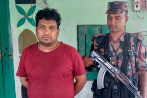 পঞ্চগড় সীমান্তে বিপুল ডলারসহ ভারতীয় নাগরিক আটক