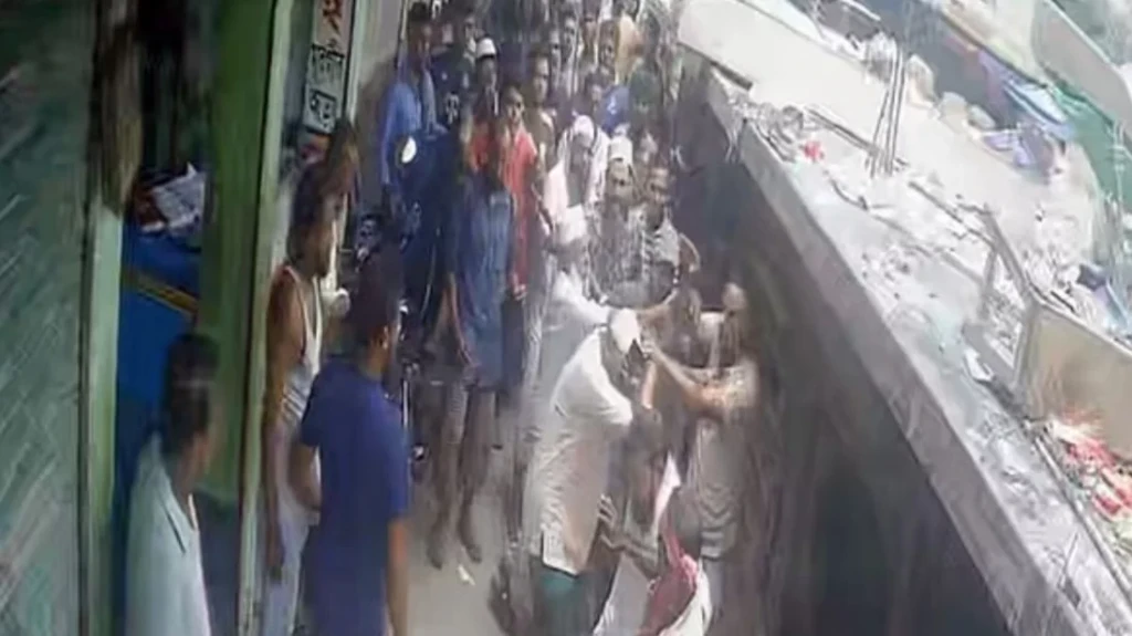 পটুয়াখালীতে বৈশাখী চাঁদা না পেয়ে ব্যবসায়ীকে কুপিয়ে জখম করার অভিযোগ পটুয়াখালীতে বৈশাখী চাঁদা না পেয়ে ব্যবসায়ীকে কুপিয়ে জখম করার অভিযোগ