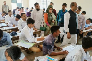 পরীক্ষাকেন্দ্রে এমপির লাইভ, ‘বিষয়টি শিক্ষামন্ত্রীকে জানিয়েছি’:বোর্ড
