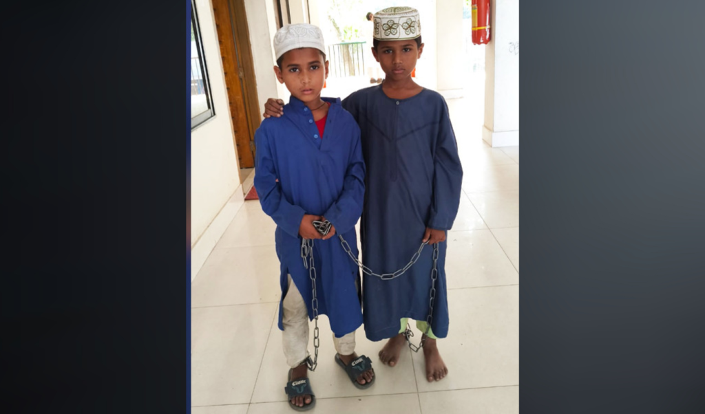 পা বেঁধে মাদরাসায় রেখে যান মা বাবা শিকল কাটতে বাজারে ২ ছাত্র পা বেঁধে মাদরাসায় রেখে যান মা-বাবা, শিকল কাটতে বাজারে ২ ছাত্র