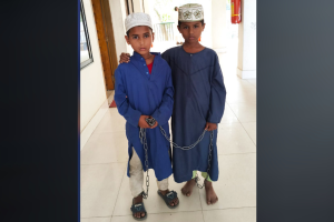 পা বেঁধে মাদরাসায় রেখে যান মা-বাবা, শিকল কাটতে বাজারে ২ ছাত্র