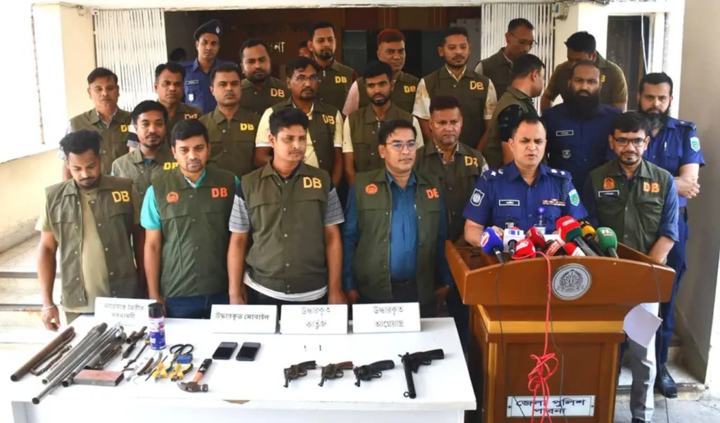 পাবনায় বিদেশি অস্ত্রসহ যুবক গ্রেপ্তার ডিবির অভিযান পাবনায় বিদেশি অস্ত্রসহ যুবক গ্রেপ্তার, ডিবির অভিযান