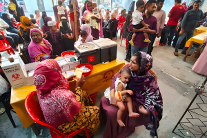 পাবনায় হামের টিকা নিতে কেন্দ্রগুলোতে উপচে পড়া ভিড়, অপেক্ষায় ভোগান্তি