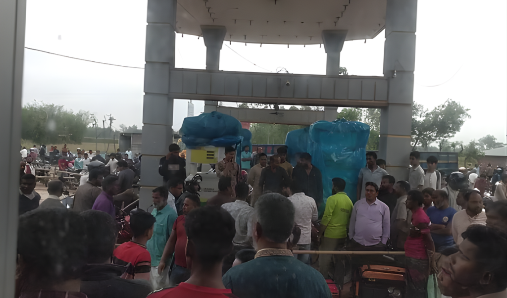 পাম্পে অপেক্ষার সময় কৃষকের মৃত্যু পাম্পে অপেক্ষার সময় কৃষকের মৃত্যু