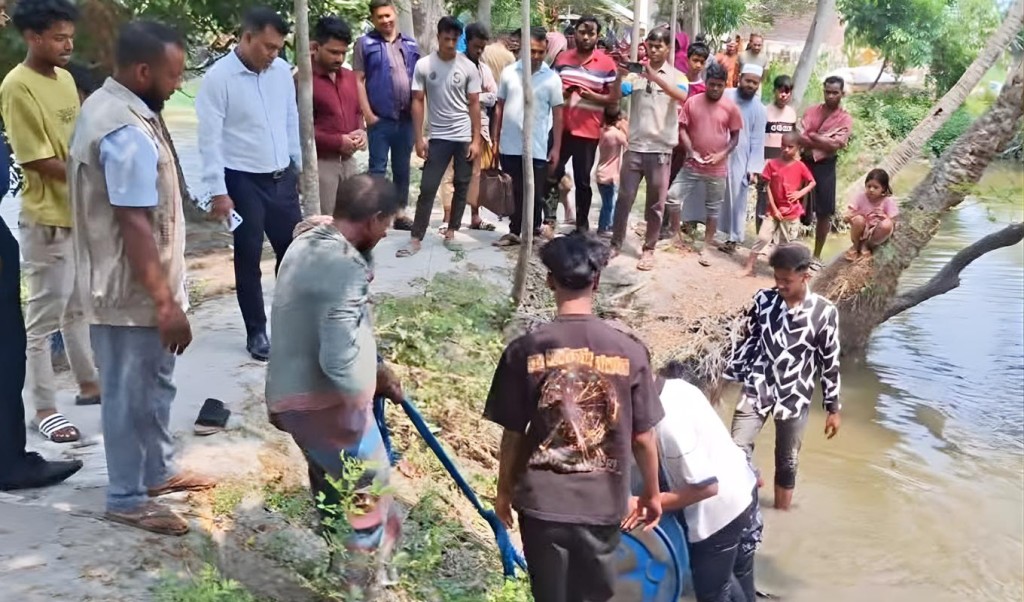 পুকুরে ডিজেল মজুদ ধরা পুকুরে ডিজেল মজুদ ধরা