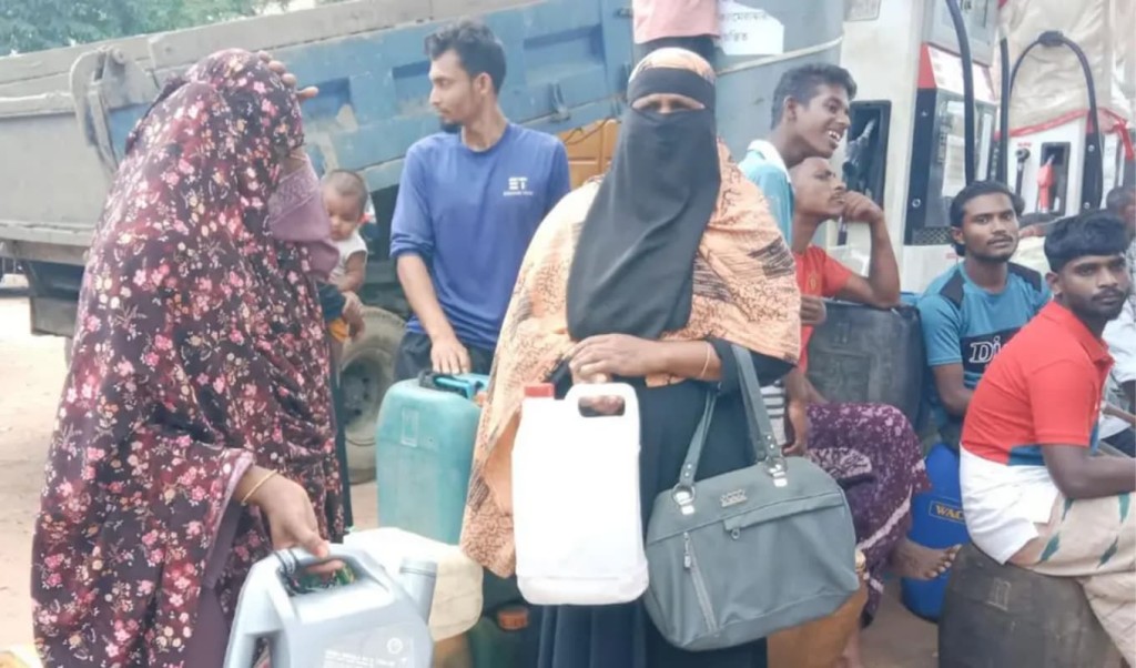 পুরুষদের কাজের চাপ কমাতে পাম্পে তেল নিতে নারীরা 3 পুরুষদের কাজের চাপ কমাতে পাম্পে তেল নিতে নারীরা
