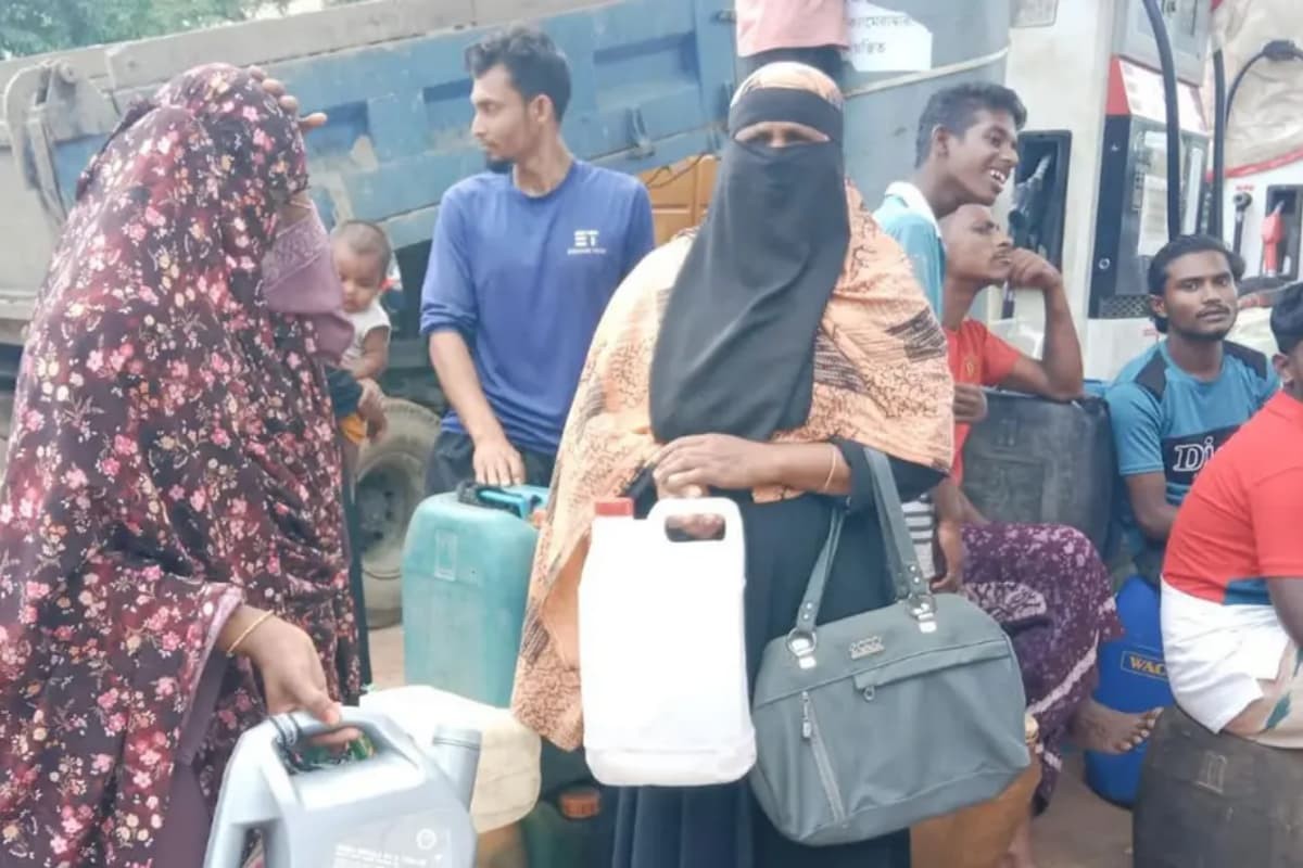 পুরুষদের কাজের চাপ কমাতে পাম্পে তেল নিতে নারীরা