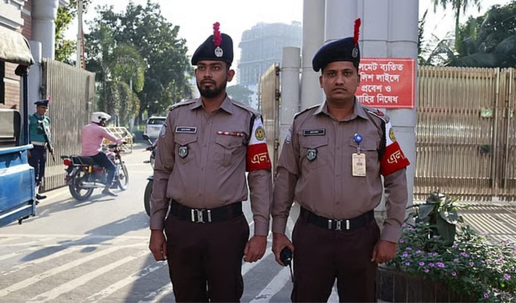 পুলিশের পোশাক বদলে ৭৬ কোটি, ফের পরিবর্তনের দাবি 4 পুলিশের পোশাক বদলে ৭৬ কোটি, ফের পরিবর্তনের দাবি