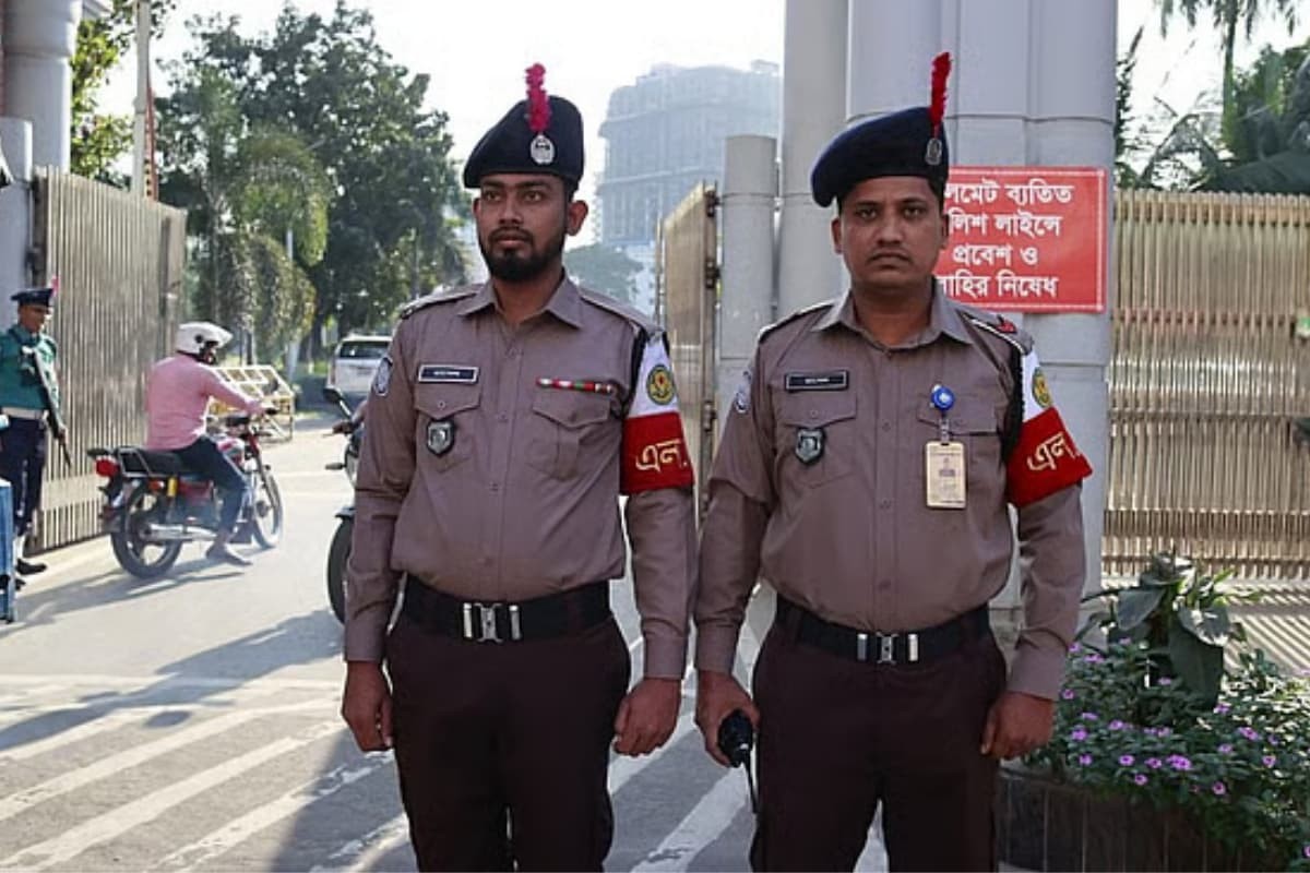 পুলিশের পোশাক বদলে ৭৬ কোটি, ফের পরিবর্তনের দাবি