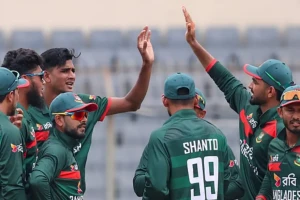 পেসারদের দাপটে কিউই ব্যাটিং বিপর্যয়