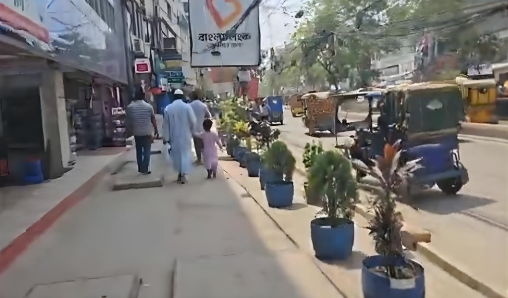 ফুটপাত দখলমুক্তে হকারদের সরে যাওয়া ফুটপাত দখলমুক্তে হকারদের সরে যাওয়া