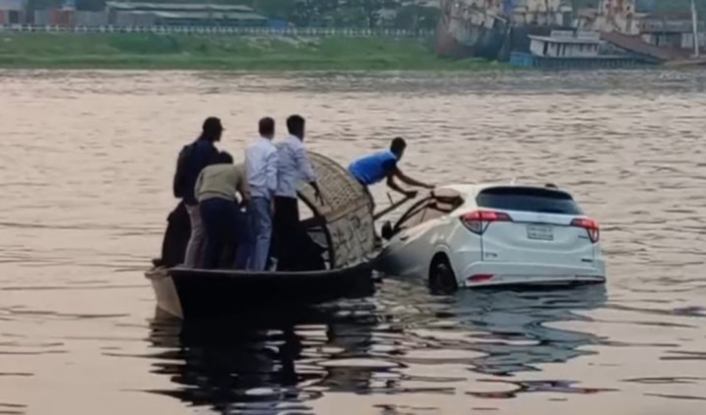 ফেরিতে উঠতে গিয়ে নদীতে প্রাইভেট কার দুর্ঘটনা ও উদ্ধার ফেরিতে উঠতে গিয়ে নদীতে প্রাইভেট কার দুর্ঘটনা ও উদ্ধার