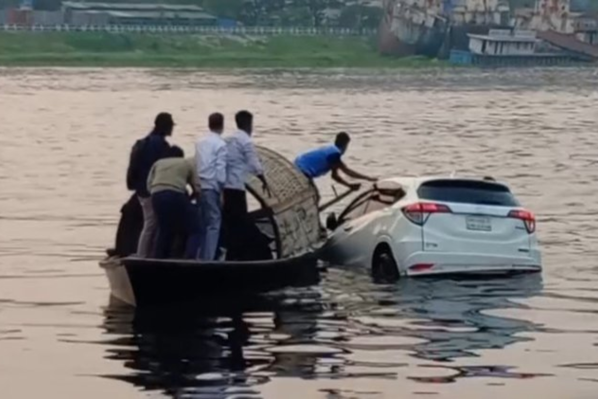 ফেরিতে উঠতে গিয়ে নদীতে প্রাইভেট কার দুর্ঘটনা ও উদ্ধার
