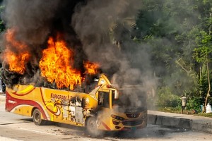 বগুড়ায় চলন্ত যাত্রীবাহী বাসে অগ্নিকাণ্ড