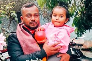 বজ্রপাতে বাবার মৃত্যু, শিশুর প্রাণরক্ষা