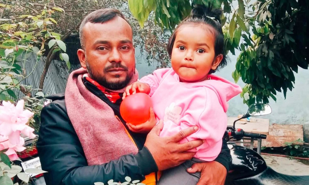 বজ্রপাতে বাবার মৃত্যু, শিশুর প্রাণরক্ষা