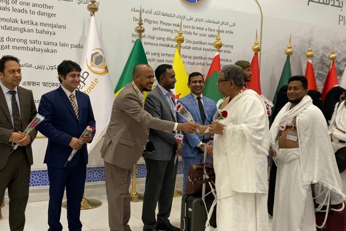 বাংলাদেশের প্রথম হজ ফ্লাইট জেদ্দায় অবতরণ