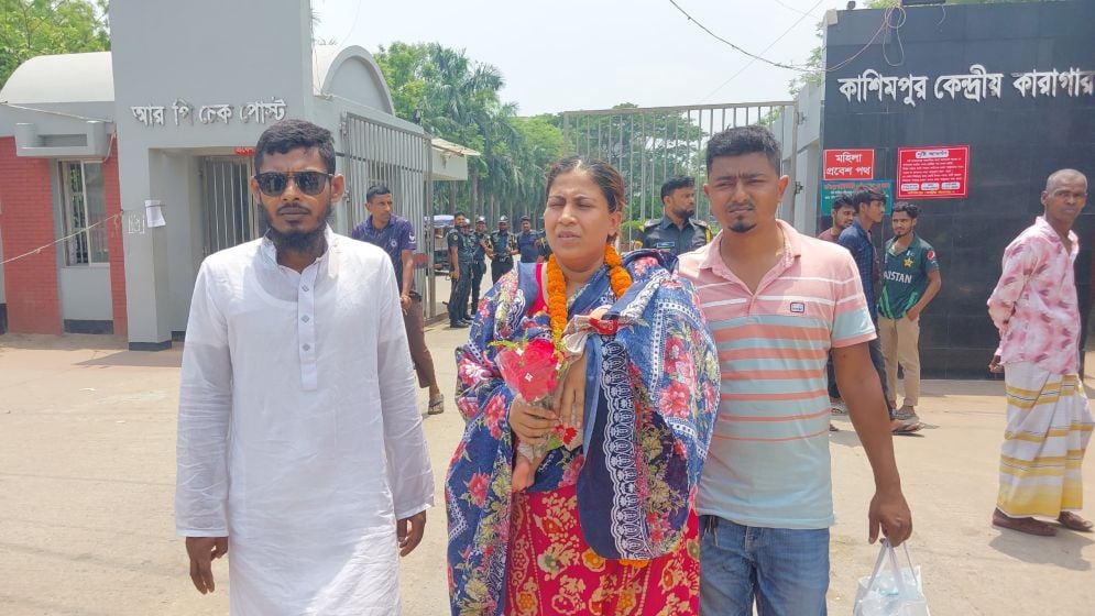 বিস্ফোরক মামলায় জামিনে মুক্ত শিল্পী বিস্ফোরক মামলায় জামিনে মুক্ত শিল্পী