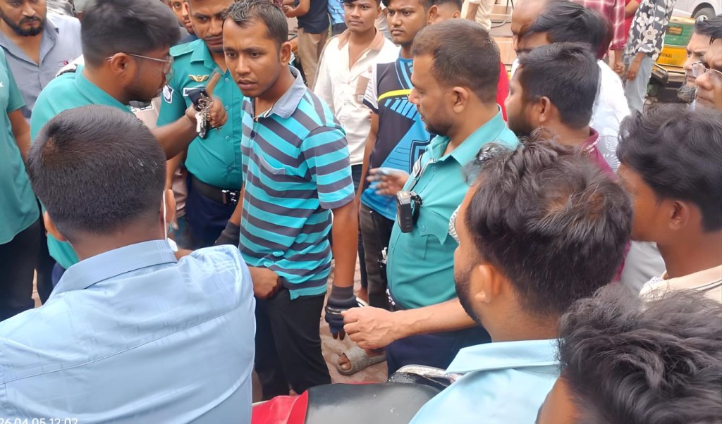 ভুয়া পুলিশ পরিচয়ে জ্বালানি তেল জরিমানা ভুয়া পুলিশ পরিচয়ে জ্বালানি তেল, জরিমানা