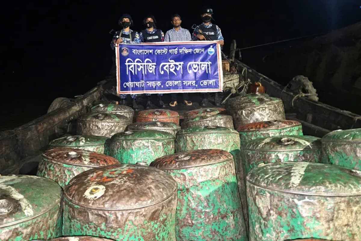 ভোলায় নদীপথে চার হাজার দুইশ লিটার পেট্রোল জব্দ