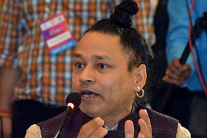 মঞ্চে গান অনুরোধে ক্ষুব্ধ কৈলাস খের